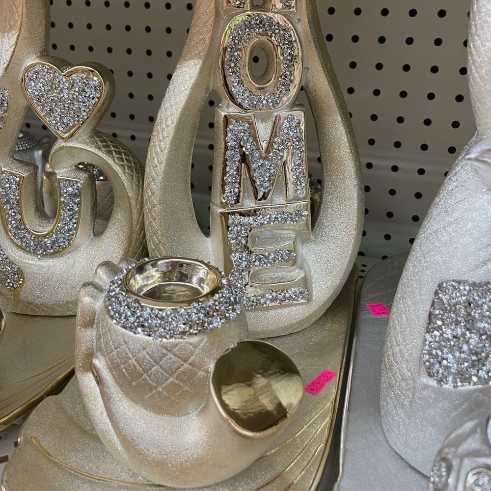 Beautiful 4 piece table or anywhere art piece.